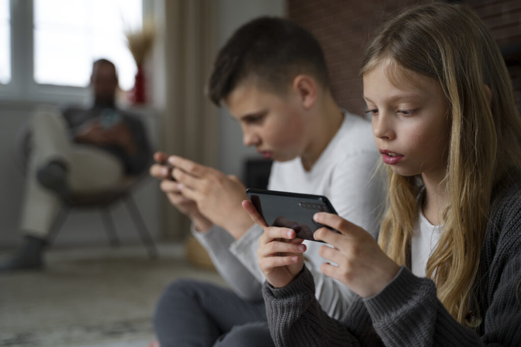 Ridurre al minimo i rischi che corrono bambini e giovani online